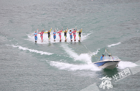 来自国内外的专业摩托艇运动队和艺术滑水精英，将开展摩托艇竞速赛和艺术滑水比赛。 记者 刘嵩 摄.jpg