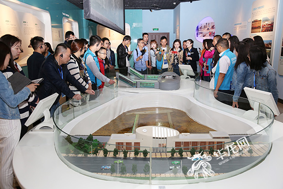 今(6)日,“全国百家网络媒体看涪陵”活动迎来最后一站,网媒记者们来到白鹤梁水下博物馆,考察国家一级文物白鹤梁水下题刻。 记者 刘嵩 摄.jpg