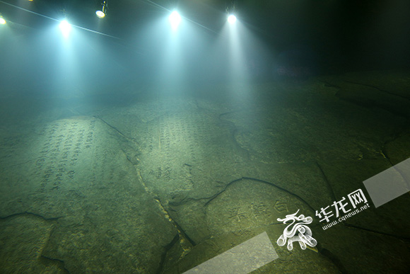 白鹤梁题刻是一块长约1600米、宽16米的天然巨型石梁。题刻记载了唐广德元年以来1200余年间长江涪陵段水文资讯、文脉传承、宗室溯源等资料,被联合国教科文组织誉为“保存完好的世界唯一古代水文站”和世界罕见的“水下碑林”。 记者 刘嵩 摄.jpg