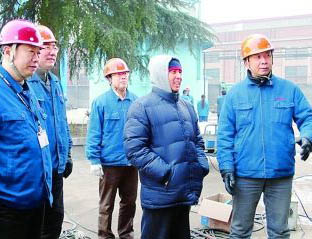 杨奎烈(右二)在除夕仍坚持工作。