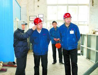 杨奎烈(左一)去世前38天来到制氧机安装现场。