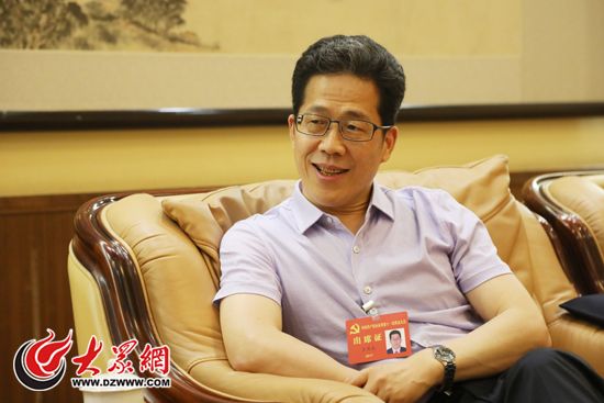 省直一团代表，山东省科学院党委书记、院长王英龙接受记者采访。