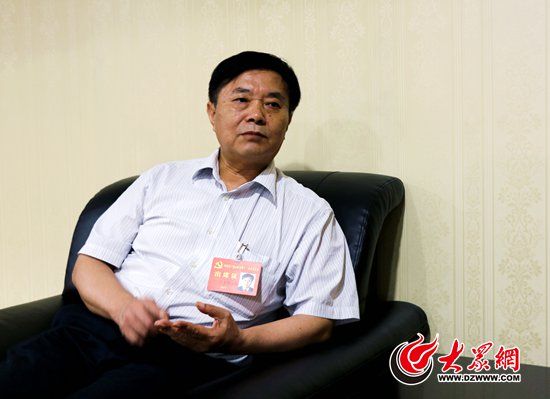省直三团代表、齐鲁工业大学党委书记张士昌接受记者采访。