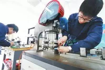 迪拜人均月收入_青岛月收入