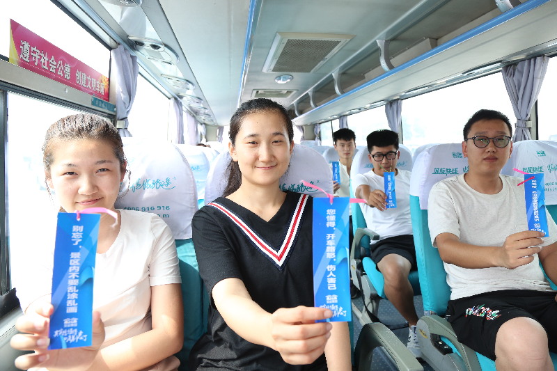 2000辆客车成文明流动车厢 万枚提示语书签送旅客 2000辆客车成文明流动车厢 万枚提示语书签送旅客