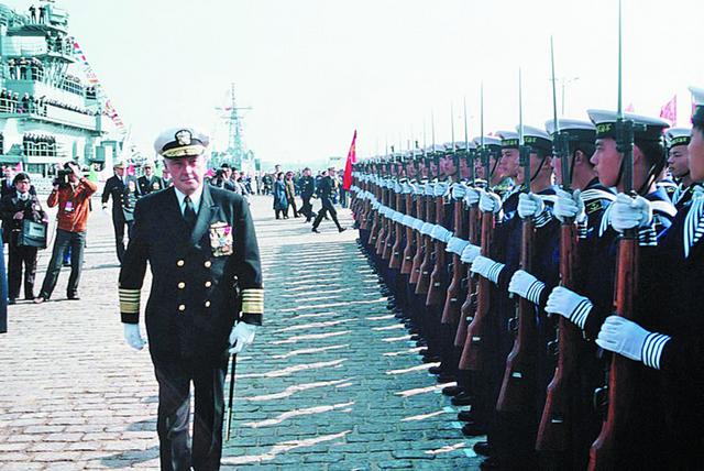 人民海军首次接待外国军舰来访 人民海军首次接待外国军舰来访