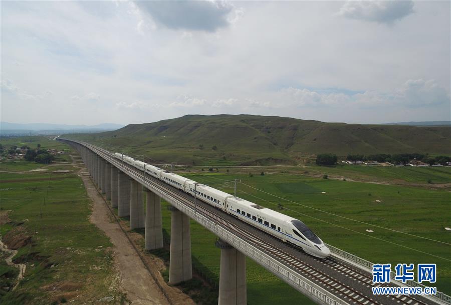内蒙古首条高铁开通运营