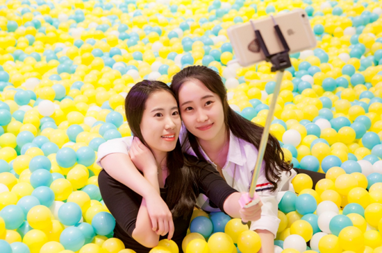 200万海洋球飞进青岛万象城 捐5万票房助微尘