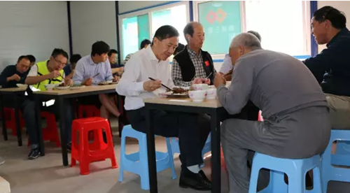 南通三建山东分公司慰问职工 300工人吃大餐