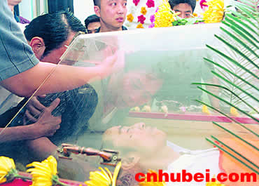 武汉警方围捕重大涉黑团伙行动一民警牺牲