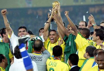 罗纳尔多梅开二度 巴西五捧世界杯