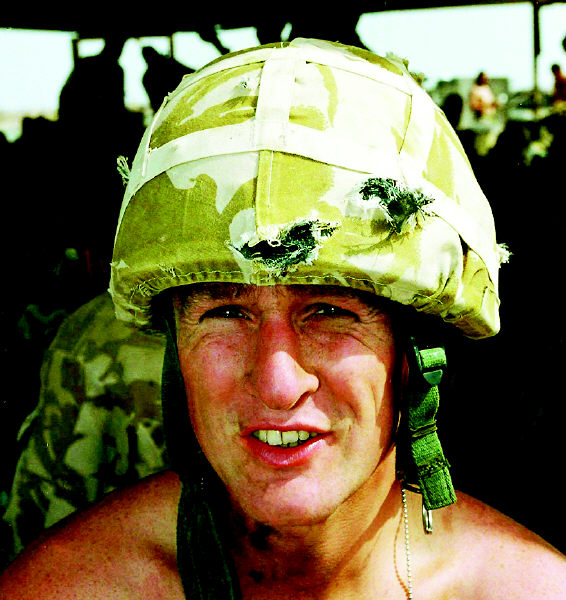 右图:3月26日,一名英军士兵戴著救了他命的头