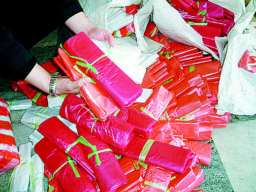 沿街兜售违规超薄塑料袋 6万只白色垃圾被端