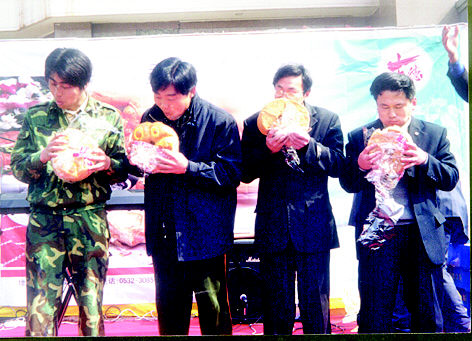 百人比赛吃面包