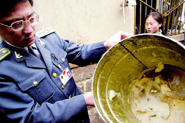 泔水油炒菜厕所旁煮饭一黑餐馆昨被取缔(图)