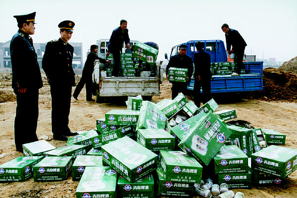 市北工商局执法人员将查封的假冒青岛啤酒销毁