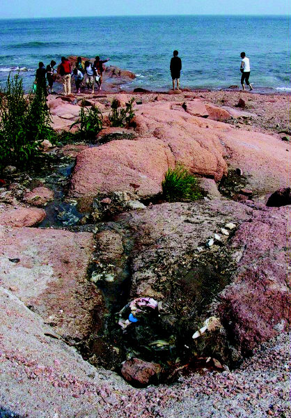 污水剩饭排进浴场 工地厨房排污管私接雨水通