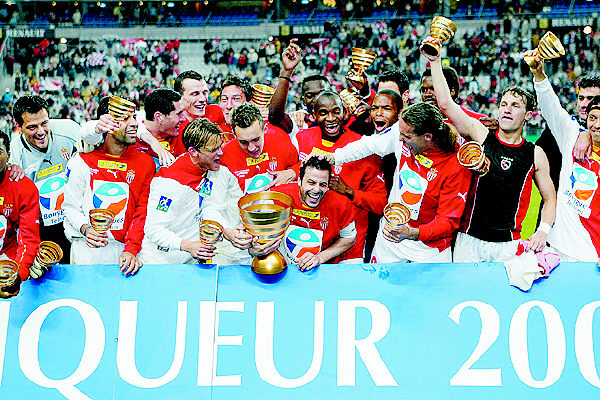 纳哥队球员高举法国足球甲级联赛冠军奖杯