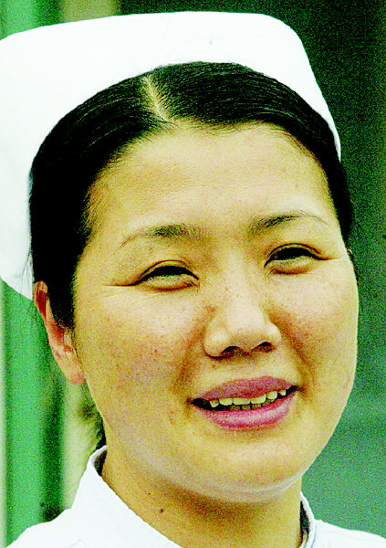 她为下乡抗非连续两次请战 肖春红昨与战友开