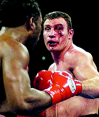 血淋淋的卫冕 刘易斯技术击倒乌克兰巨人(图