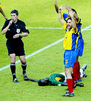 喀哥之战上演悲惨一幕 维维安福猝死球场