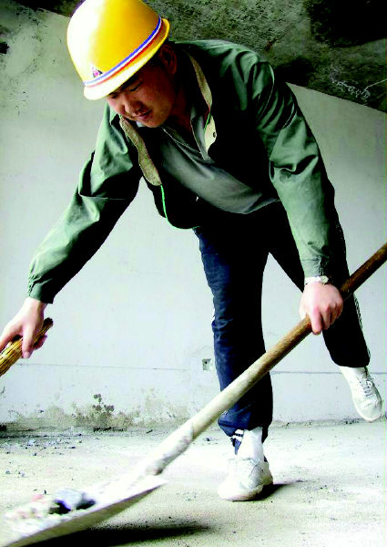 拾金不昧大学生 自讨苦吃 婉拒资助工地做起小