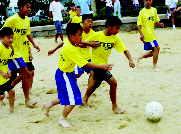 全国少儿足球赛在青拉开帷幕比赛间隙捡垃圾