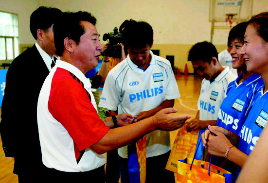 前国足教练组成员金志扬在同中国男、女足大学