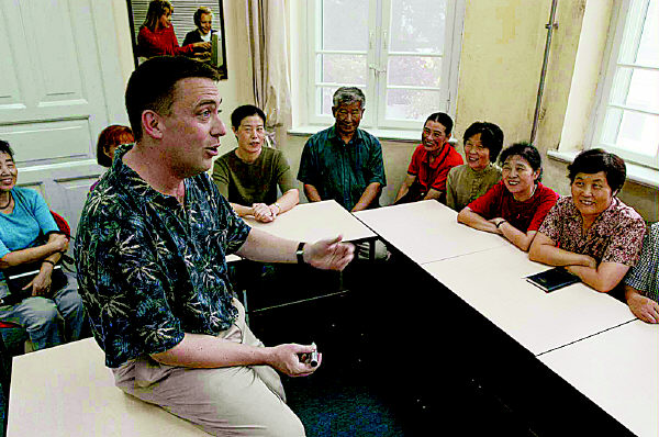 青岛新华外语学校夕阳红迎奥运英语口语班开