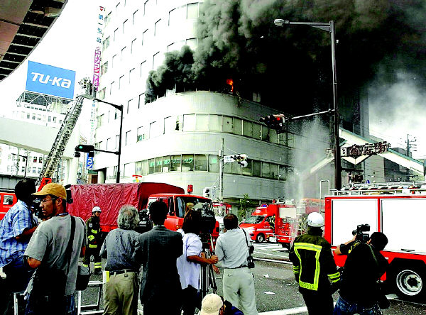 浓烟火焰喷出窗口 索要欠款的日本一暴徒闯进