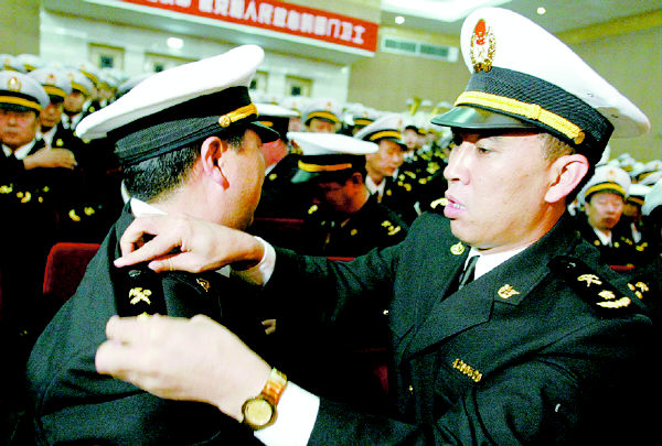 佩上新关衔 把守咱海关