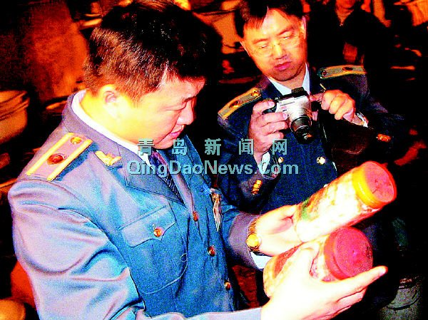 熟食加工点上夜班? 延吉路旧货市场一处黑下