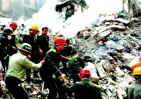 衡阳大火烧出违章楼 央视揭开塌楼背后鲜为人