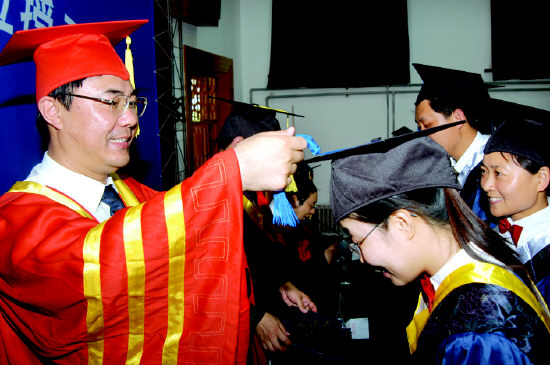 188名研究生喜着硕士服--青岛科技大学报