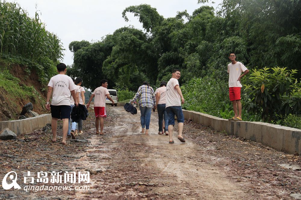 连线云南震区 青岛支教队员与孩子共患难