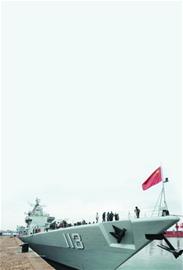 青岛舰昨向市民开放 火炮导弹雷达超震撼