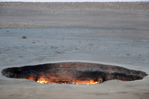 中亚沙漠深坑大火40年不灭 获封地狱之门