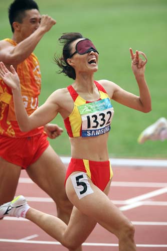 女子100米T11级决赛:吴春苗破残奥会纪录夺冠