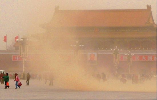 天安門廣場塵土飛揚。圖/CFP