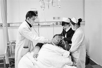 侯女士正在接受搶救 蘇珊 攝