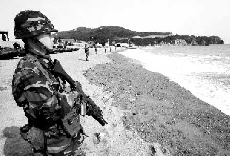 27日，韓國海軍陸戰隊隊員在沉船海域附近海灘巡邏。