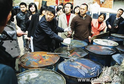 武漢官方否認對教授施壓 稱地溝油未上餐桌遭質疑(圖)