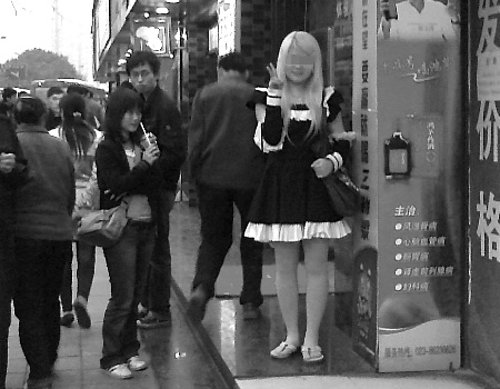 17歲女孩穿日本動漫女僕裝逛街(組圖)