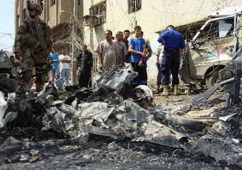 伊拉克首都巴格達西北部的哈里亞區(Hurriyah)當地時間4月23日發生一起汽車炸彈爆炸事件,圖為在事發現場。