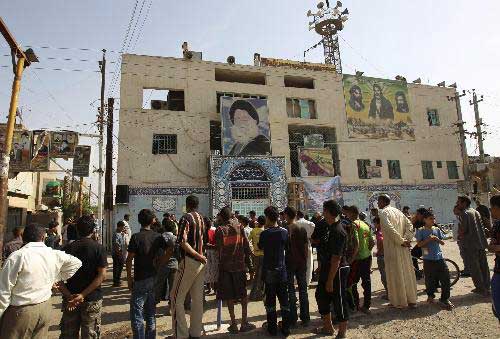 伊拉克首都巴格達東南部阿明區(Ameen)當地時間4月23日發生一起自殺式襲擊事件,圖為在事發現場圍觀的當地民眾。