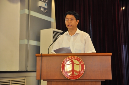 牛俊宪鼓励青少年坚定永远跟党走的政治信念