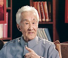 周汝昌逝世。图为周汝昌先生生前接受电视采访的画面