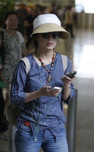 赵薇现身机场打扮普通似游客 无人接机面露不悦