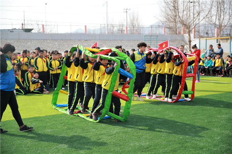 无敌风火轮比赛要求孩子们手脚并用,团结协作.