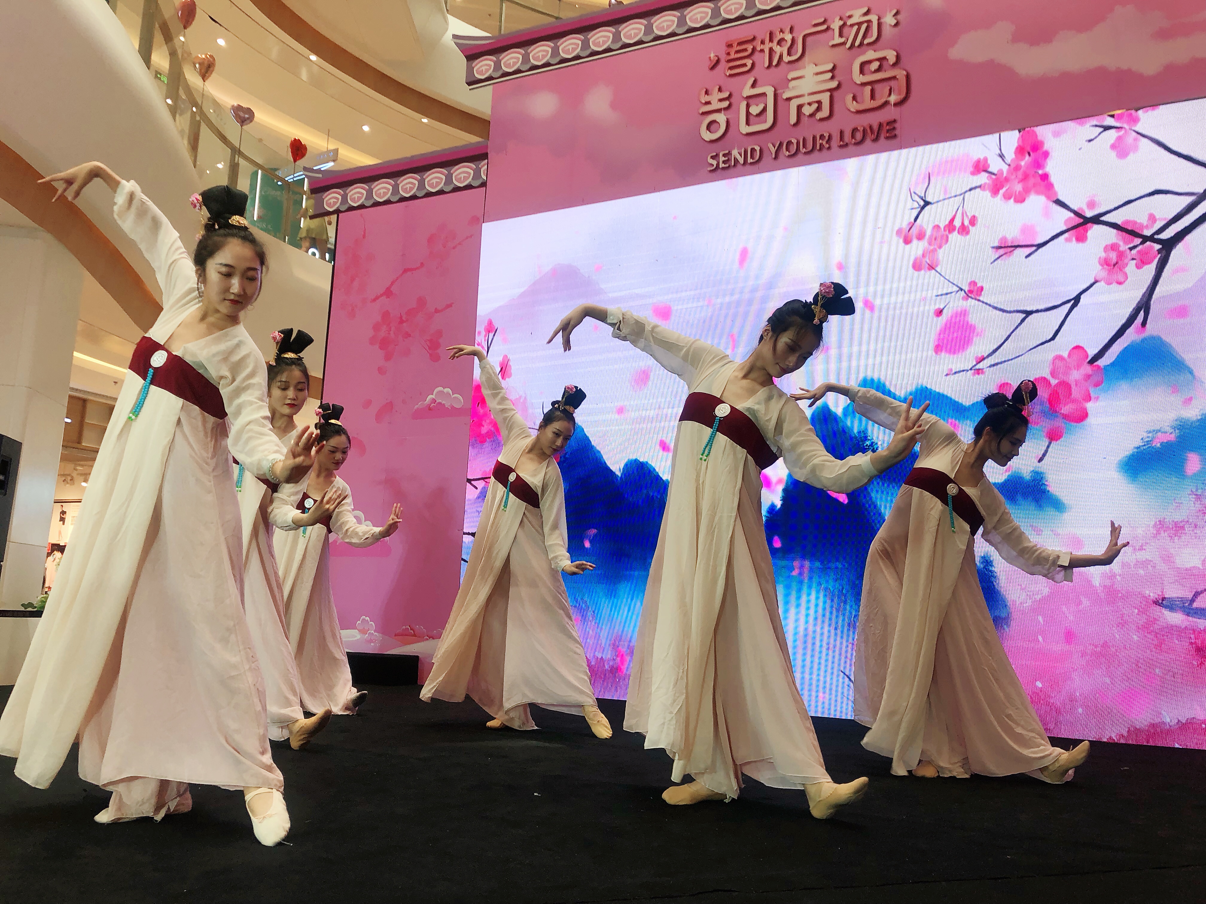 "国风大赏"汉服秀精彩亮相 青岛吾悦广场首届汉文化节完美落幕